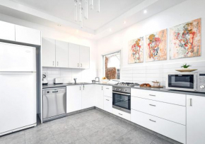 Quiet Street in a Super Central Location Classic Apartment with Shelter by Sea N' Rent